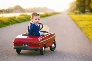 kind rijdt  auto